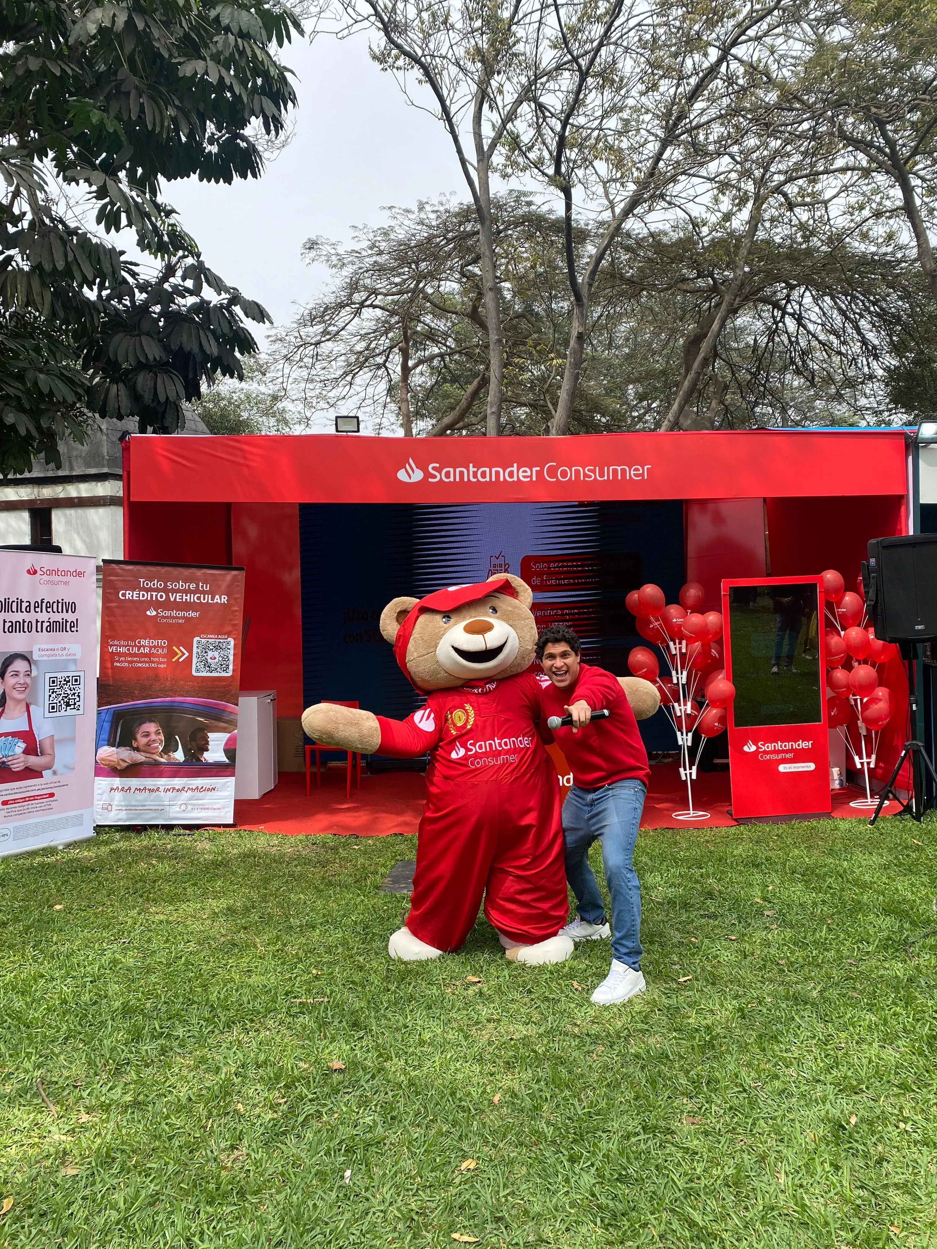 Activación BTL de Santander con módulo y personaje de la marca